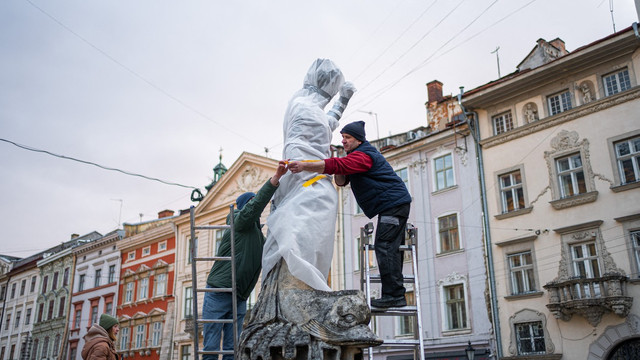 În Liov, oamenii se tem că rușii le-ar putea distruge orașul și fac ce pot ca să-și protejeze monumentele