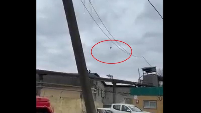 VIDEO | Un avion rusesc a fost doborât lângă Cernihiv. Pilotul a supraviețuit și a fost prins de ucraineni
