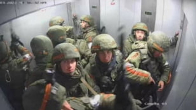 Momentul penibil în care mai mulți soldați ruși rămân blocați într-un lift în timp ce încercau să urce pe o clădire de birouri
