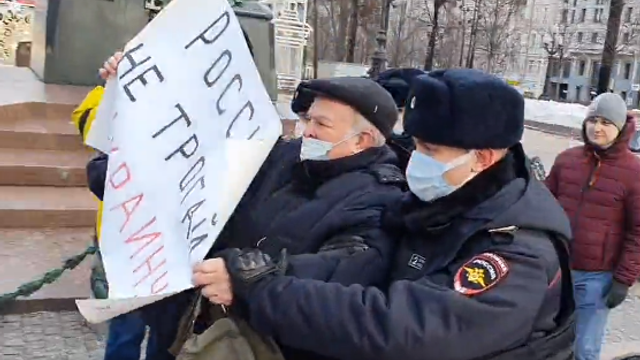 Sute de oameni au fost arestați în Rusia după ce au participat la proteste împotriva războiului din Ucraina - grup de monitorizare