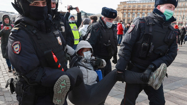 Rușii au ieșit să protesteze față de invazia din Ucraina chiar sub ochii lui Putin. Paza la Kremlin a fost consolidată, peste 4.300 de persoane au fost arestate