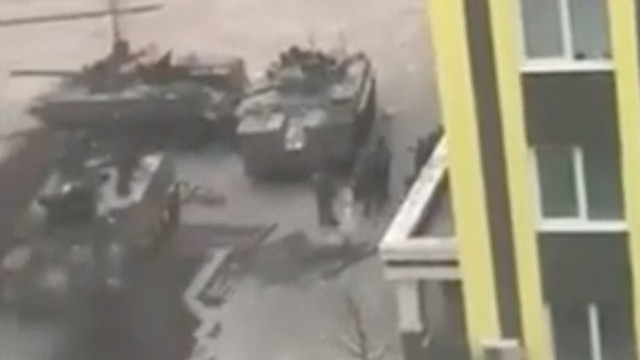 Tancurile rusești ocupă poziții printre blocurile din zone dens populate de civili la vest de Kiev
