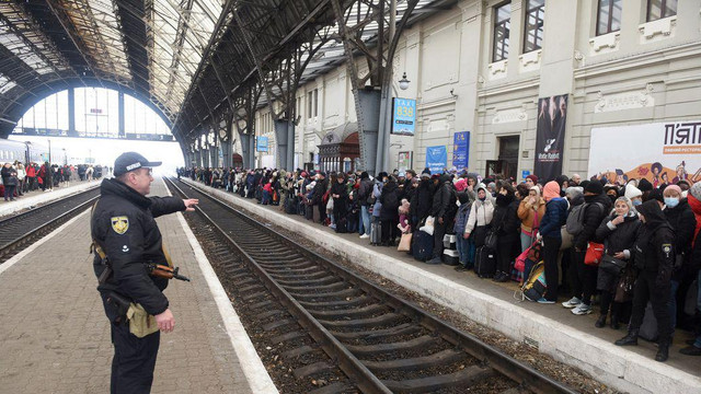 Primarul din Liov avertizează că orașul a atins limita capacității de a ajuta refugiații strămutați din cauza invaziei rusești: „Nu am văzut niciodată așa ceva”
