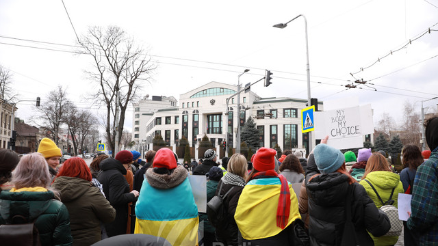 GALERIE FOTO | Un Marș al Solidarității cu refugiații din Ucraina, organizat la Chișinău. „Trebuie să ieșim să luptăm pentru drepturi, nu doar a femeilor, dar și a tuturor oamenilor care suferă”