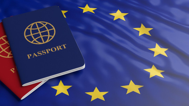 Parlamentul European va adopta un raport prin care cere interzicerea „pașapoartelor de aur” pentru oligarhii ruși
