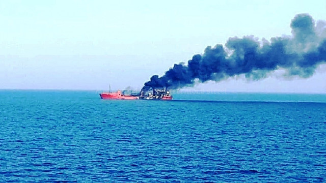 Tanker petrolier moldovenesc arde de două săptămâni în Marea Neagră, în apropiere de Odesa