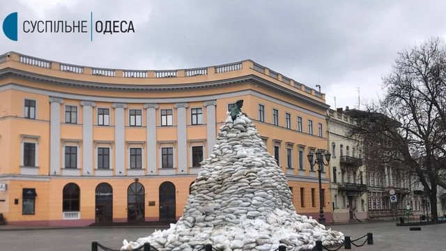 Locuitorii din Odesa au luat măsuri pentru a proteja statuia Ducelui de Richelieu, simbolul orașului. Cum a ajuns strănepotul cardinalului francez erou în orașul ucrainean
