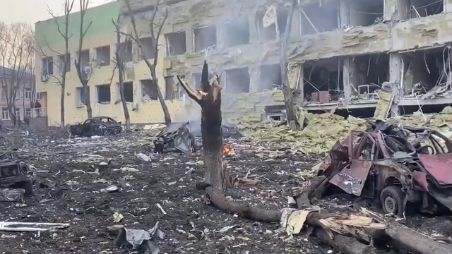 VIDEO Rușii au bombardat un spital de copii din Mariupol. Zelenski: Copii se află sub dărâmături
