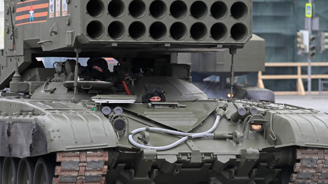 Marea Britanie: Rusia recunoaște că a folosit rachete termobarice în Ucraina
