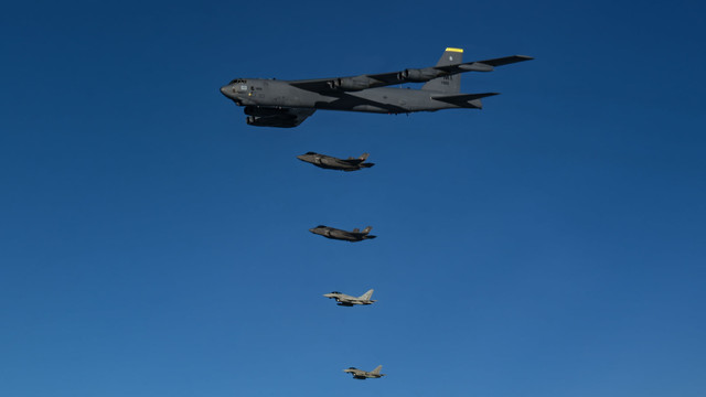 Două bombardiere strategice B-52 ale SUA au efectuat exerciții de integrare aer-sol în spațiul aerian al României