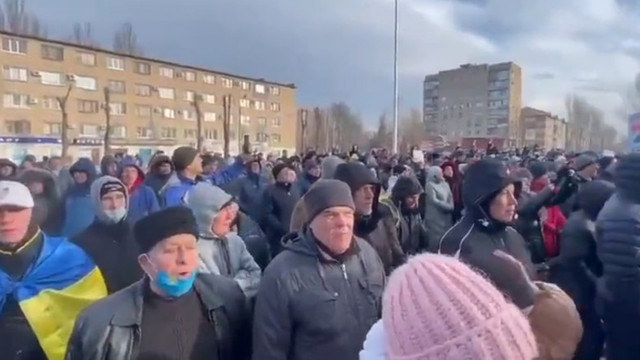 Momentul în care primarul din Melitopol a fost răpit și târât afară de soldații ruși. Mii de ucraineni cer eliberarea lui