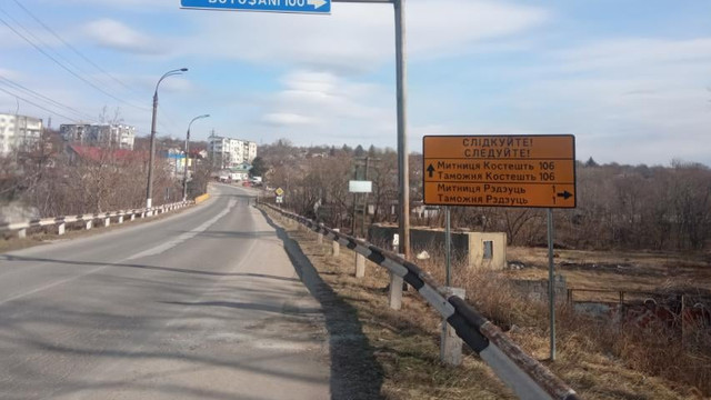 Indicatoare rutiere în limba ucraineană, instalate pe drumurile din R.Moldova pentru a ajuta refugiații să ajungă la punctele de frontieră cu România