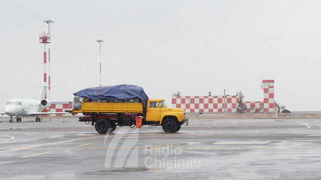 Un avion cargo cu peste 7500 de pături și 2000 de kituri de igienă pentru refugiații din Ucraina a ajuns la Chișinău