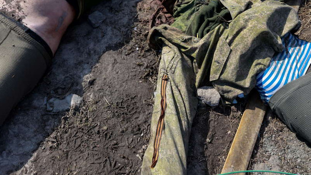 Ucraina: 67 de civili, înmormântați într-o groapă comună în apropiere de Kiev; capitala face provizii de alimente