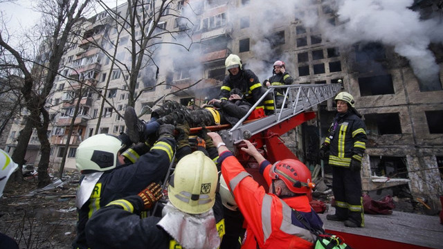 Kiev: Bloc de nouă etaje, lovit de un obuz rusesc