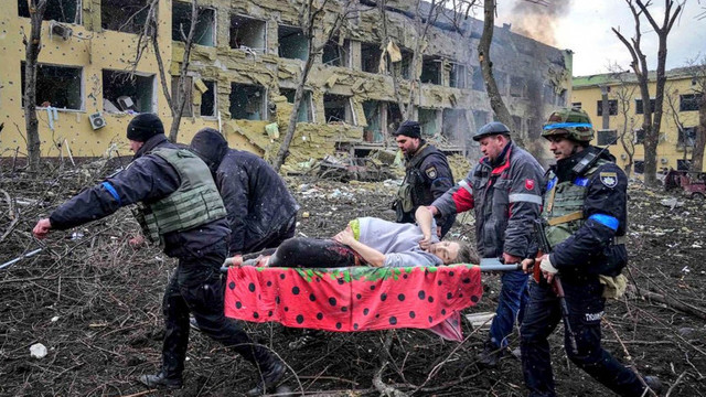 Femeia însărcinată, scoasă pe targă din maternitatea bombardată din Mariupol, a murit. Fotografia cu ea a dus la reacții puternice