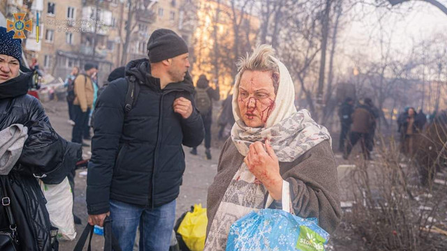FOTO | Bombardamente într-un cartier din Kiev
