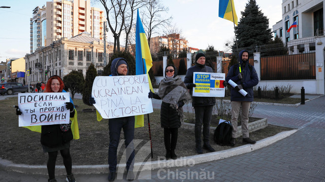 Un grup de tineri, printre care și scriitorul, Dumitru Crudu, protestează zilnic în fața Ambasadei Federației Ruse la Chișinău împotriva războiului din Ucraina