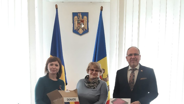 Tablete donate de România au ajuns la elevii din familii vulnerabile, care studiază la Liceul „Ștefan cel Mare” din Grigoriopol 