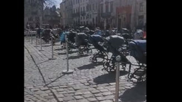 Imagini sfâșietoare în Lviv. Peste 100 de cărucioare aduse în piața centrală după uciderea copiilor în bombardamente (VIDEO)
