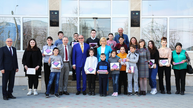 Ambasadorul Daniel Ioniță, aflat în vizită în regiunea găgăuză, a transmis o parte din tabletele donate de România unor copii din familii defavorizate. „Educația este importantă în toate vremurile, cu atât mai mult în cele dificile”