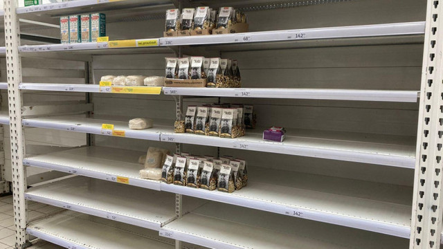 Kremlinul le spune oamenilor să nu se mai îngrămădească la magazine, în timp ce prețurile alimentelor de bază cresc accelerat
