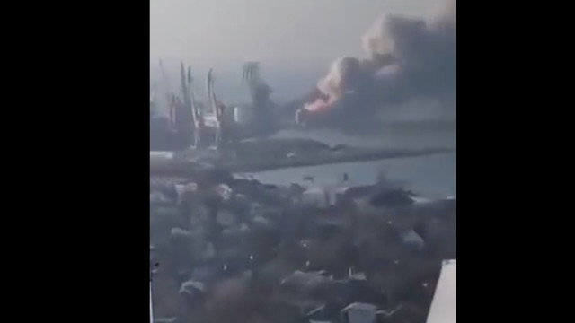 VIDEO | Incendiu și explozii puternice în portul din Berdiansk, unde ar fi fost distruse mai multe vase rusești
