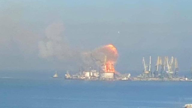 Oleksi Arestovici: Nava rusă distrusă în portul Berdiansk transporta 400 de pușcași marini, tancuri și transportoare blindate 

