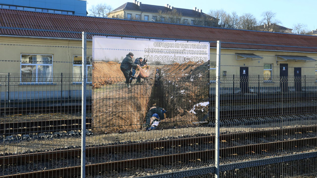 Rușii care traversează Lituania spre Kaliningrad, întâmpinați în gara din Vilnius cu fotografii uriașe cu războiul din Ucraina
