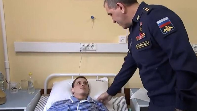 VIDEO | Gafă mare a viceministrului rus al apărării în timp ce decora un soldat rănit în Ucraina