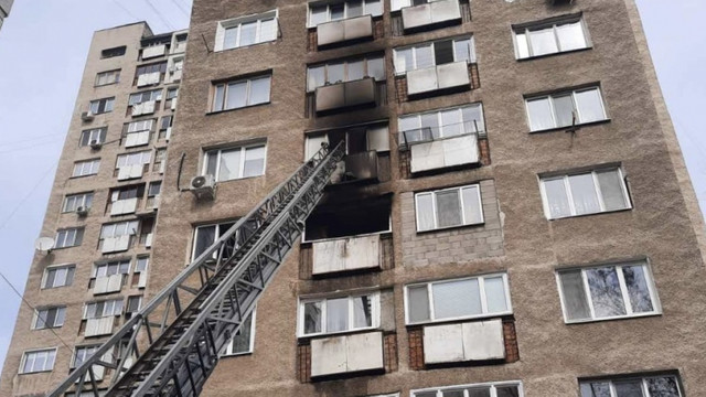 Un apartament de la etajul patru al unui bloc din capitală, mistuit de flăcări