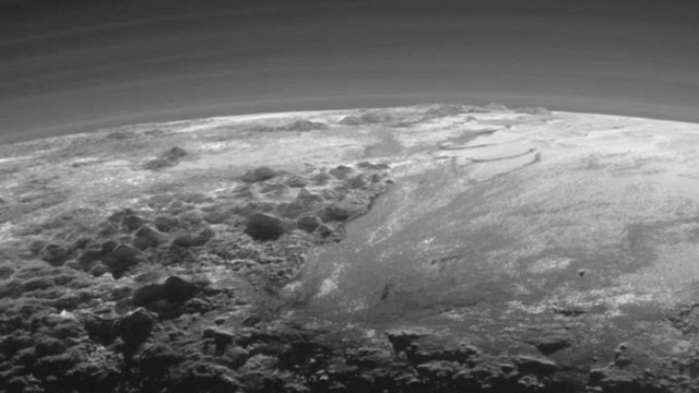 Vulcani de gheață uriași, descoperiți pe planeta Pluto. Prezența criovulcanilor ar putea fi dovada existenței vieții
