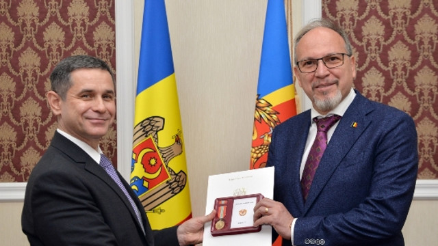 Ambasadorul României la Chișinău, decorat cu Medalia „Pentru Cooperare” a Armatei Naționale
