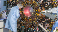 Acceleratorul de particule de la CERN a fost repornit. Fizicienii speră să afle cât mai multe lucruri despre „particula lui Dumnezeu”

