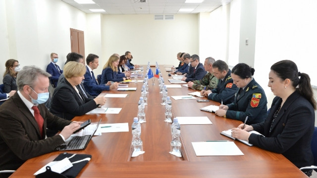 Ministrul Apărării a avut o întrevedere cu europarlamentarii aflați în vizită la Chișinău. Securitatea regională - pe agenda de discuții 