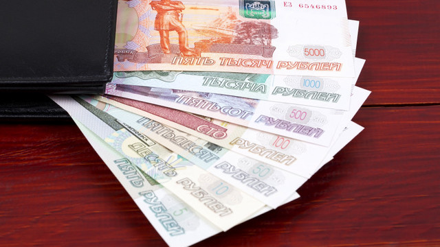 Analiză Reuters. Revenirea fulgerătoare a rublei la nivelul dinainte de război e înșelătoare. Rușii vor deveni tot mai săraci

