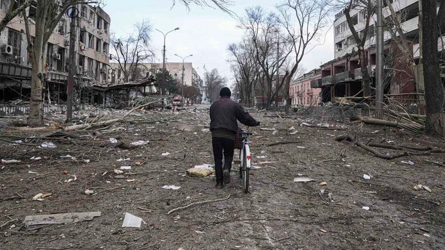 Rușii ar fi adus crematoriul mobil în Mariupol pentru a șterge urmele crimelor, spune primarul. Zeci de mii de oameni ar fi fost uciși
