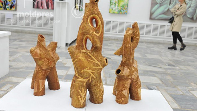Peste 100 de artiști plastici și-au prezentat lucrările la expoziția ”Salonul de primăvară”
