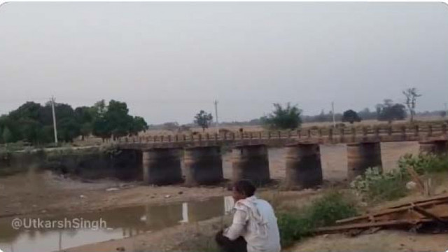 Hoții de fier vechi au furat un pod metalic de 20 de metri în India, în plină zi, pretinzând că sunt de la departamentul de irigații
