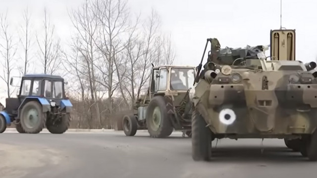 VIDEO | Blindatele ruse părăsite, adunate cu tractoarele de fermieri. Militarii ucraineni le repară și apoi le refolosesc: „Va fi ca nou”