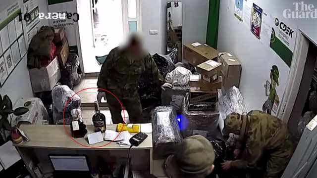 VIDEO | „Ne-au furat haine, bijuterii, sticle de vin și un scuter”. Ucrainenii se întorc în casele jefuite și vandalizate de ruși