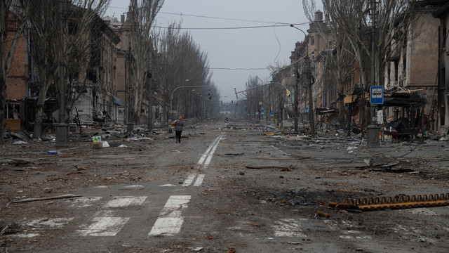 Oficialii ucraineni raportează mai multe bombardamente în est, dar speră că ploile vor împiedica avansul Rusiei
