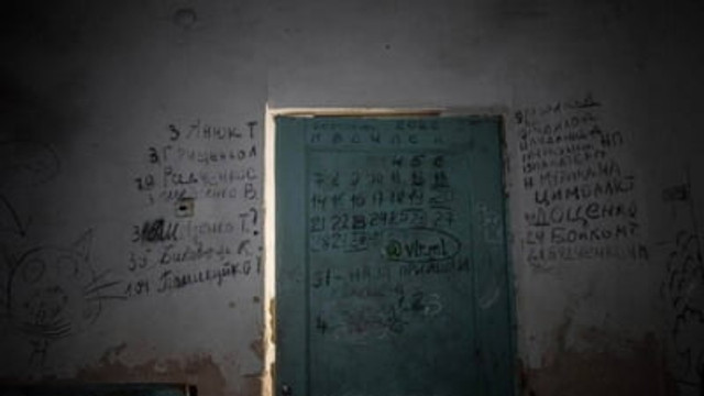 Sute de ucraineni închiși timp de o lună în subsolul unei școli. „Au ținut evidența zilelor pe un perete și au notat numele celor uciși”
