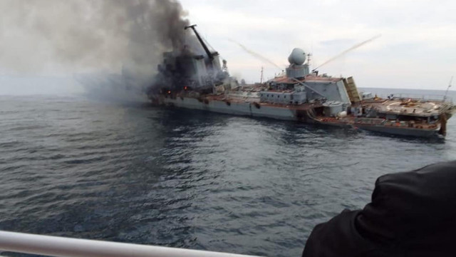 Au apărut primele imagini cu crucișătorul Moscova în flăcări și serios avariat, înainte de a se scufunda
