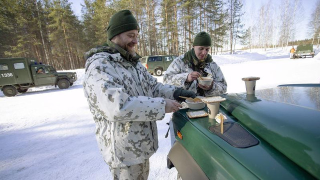 Arme, adăposturi antiaeriene și pastile cu iod: Finlandezii se pregătesc într-un număr record pentru un conflict cu Rusia