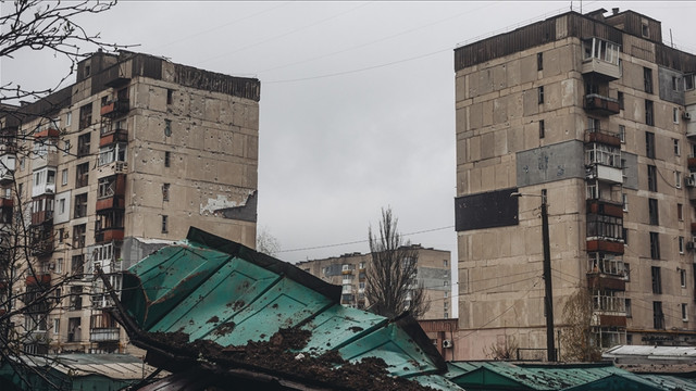 Oficialii ucraineni raportează bombardamente intense în est și confirmă retragerea din orașul Kreminna
