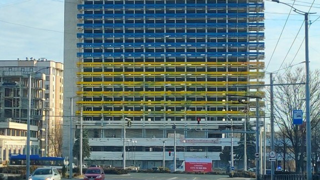 O parte din frontispiciul fostului Hotel Național din capitală a fost vopsit în culorile panglicii Sf. Gheorghe


