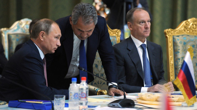 Culise de la Kremlin. Cum ia Putin deciziile și de ce sunt șanse mici să fie oprit. „Toți trebuie să fie de acord” (Bloomberg)

