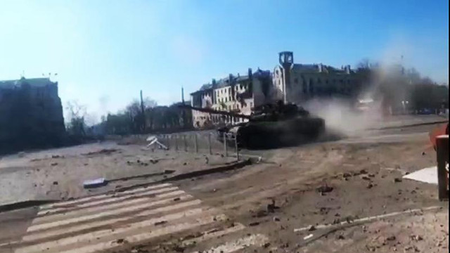 VIDEO Rușii fac drifturi cu tancul pe străzile distruse din Mariupol
