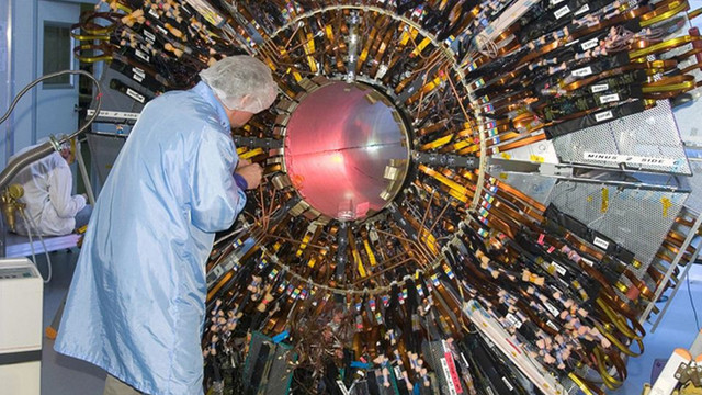 Acceleratorul de particule de la CERN a fost repornit. Fizicienii speră să afle cât mai multe lucruri despre „particula lui Dumnezeu”
